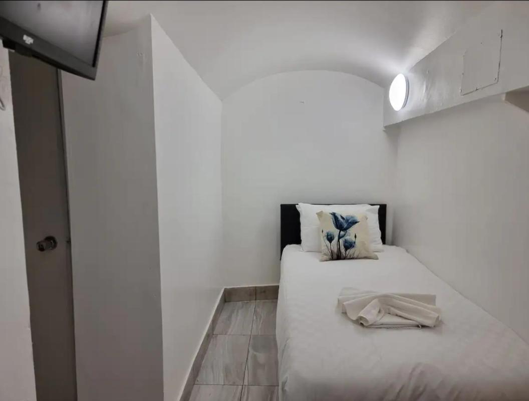 F24- Basement Single Studio Near Paddington * Londra